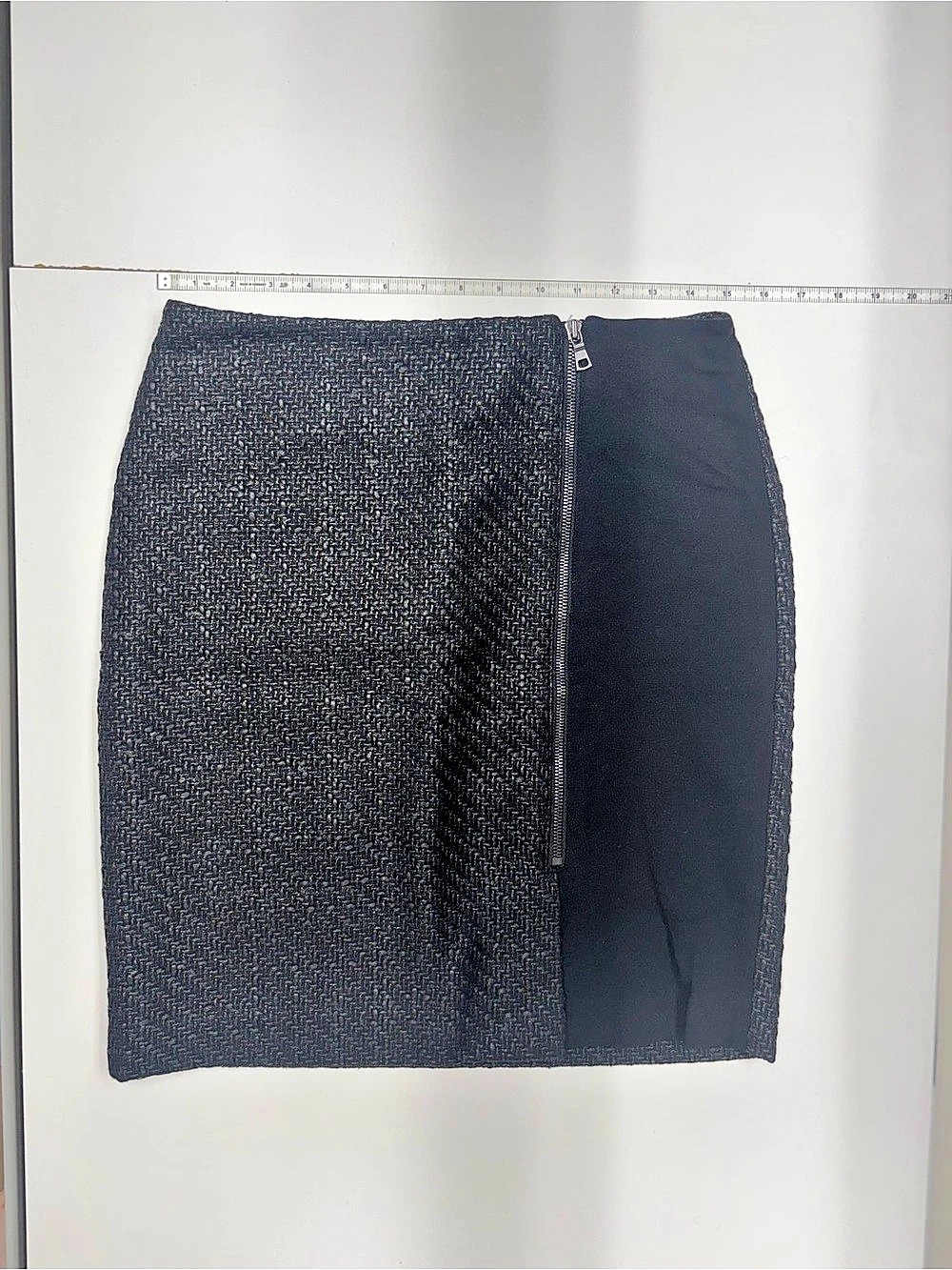 Ann Taylor Textured Pencil Skirt in Black Size 4